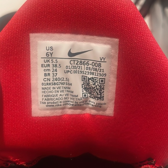 NEVER WORN NIKE BASKETBALL SHOES - Picture 4 of 4